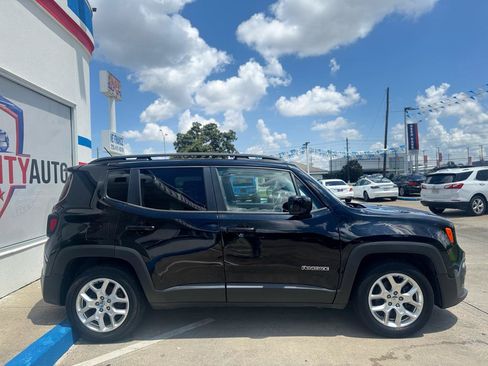 Used 2017 Jeep Renegade Latitude FWD image 20