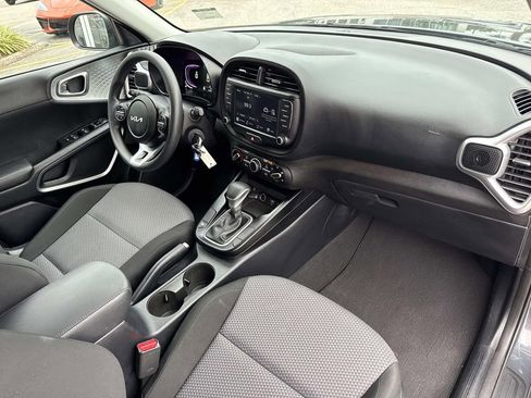 Used 2025 Kia Soul LX w/ LX Technology Package FWD image 13
