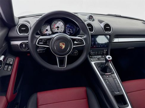 Used 2025 Porsche 718 Cayman image 25