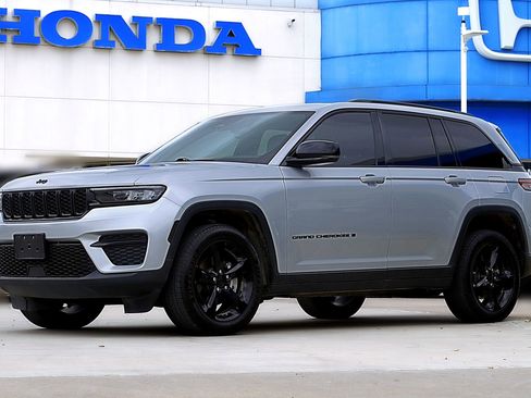 Used 2023 Jeep Grand Cherokee Altitude image 1