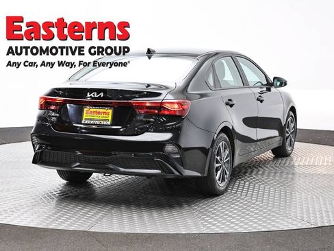 Used 2023 Kia Forte LXS w/ LXS Technology Package FWD image 5