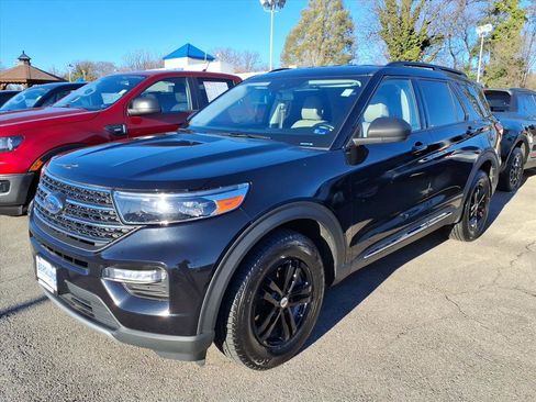 Used 2024 Ford Explorer XLT w/ Equipment Group 202A image 2