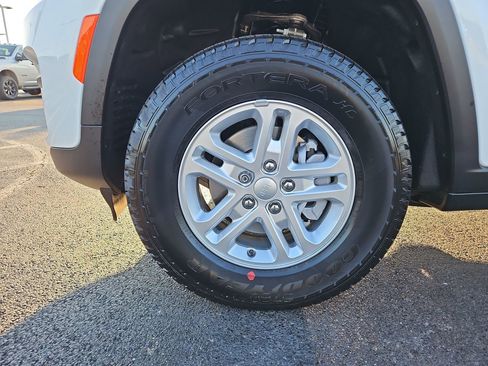 New 2025 Jeep Grand Cherokee Laredo w/ Luxury Tech Group I image 9