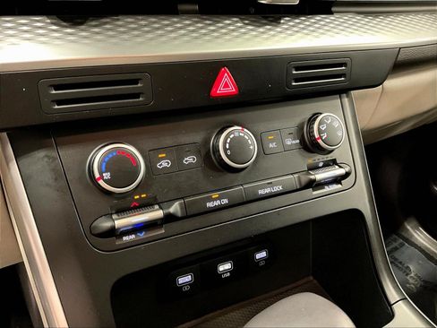 Used 2024 Kia Carnival LX FWD image 15