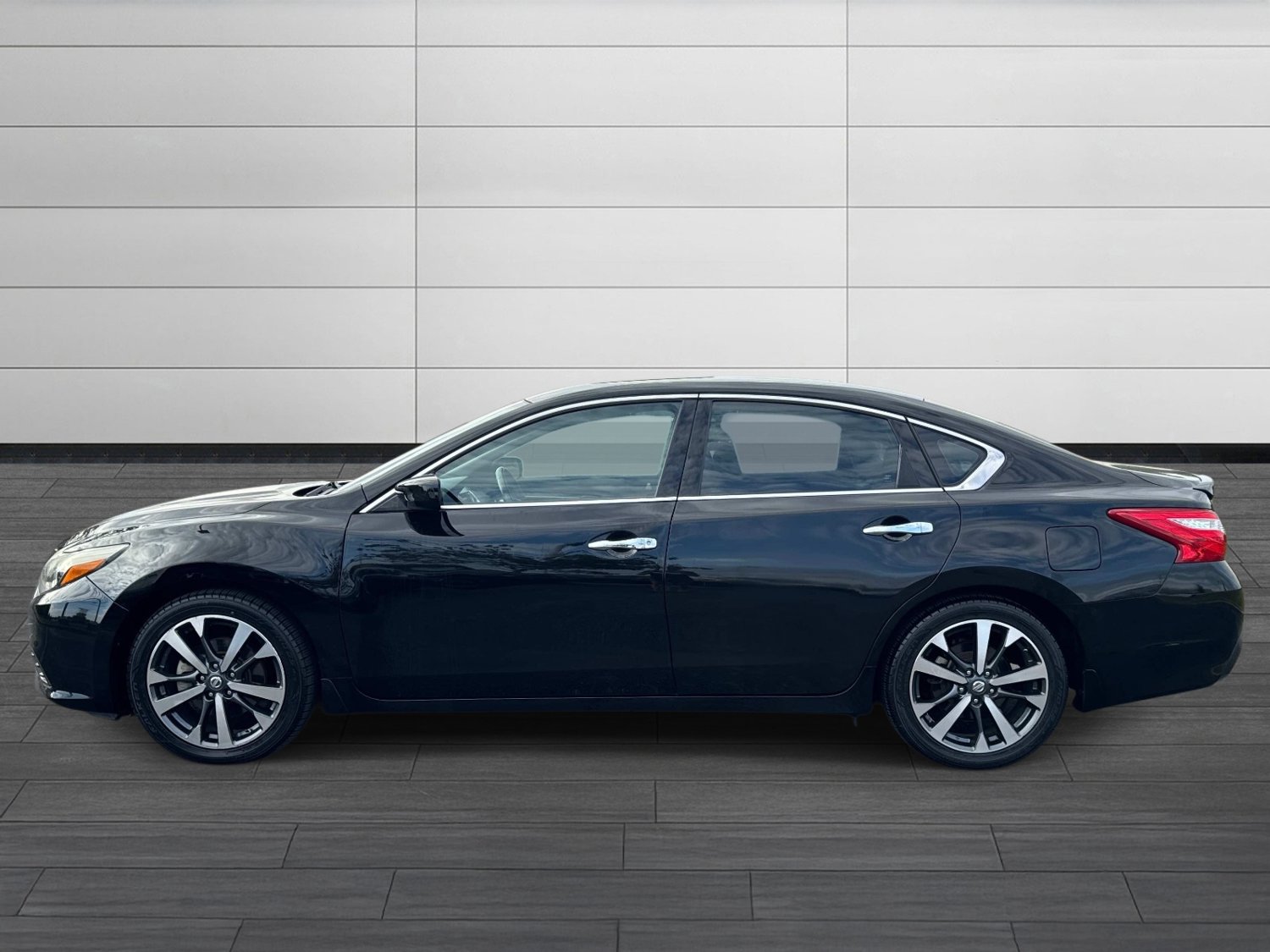 Used 2016 Nissan Altima 2.5 SR w/ Interior Lighting Package FWD image 9