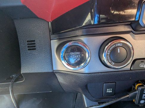 Used 2017 Toyota Tacoma TRD Off-Road w/ Tow Package (A/T) AWD/4WD image 16