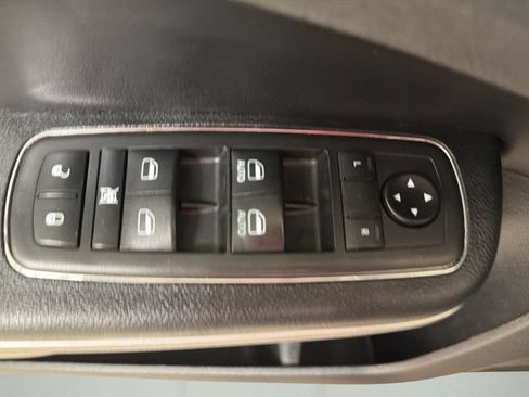 Used 2019 Chrysler 300 Limited AWD/4WD image 18