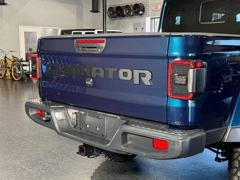 Used 2025 Jeep Gladiator Sport image 13