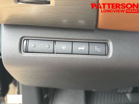Used 2024 Nissan Pathfinder Platinum w/ Black Appearance Package FWD image 17