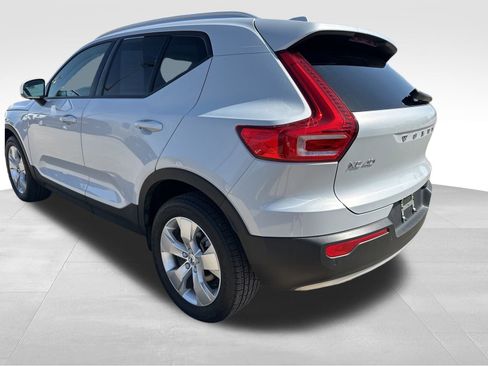 Used 2020 Volvo XC40 T5 Momentum image 13