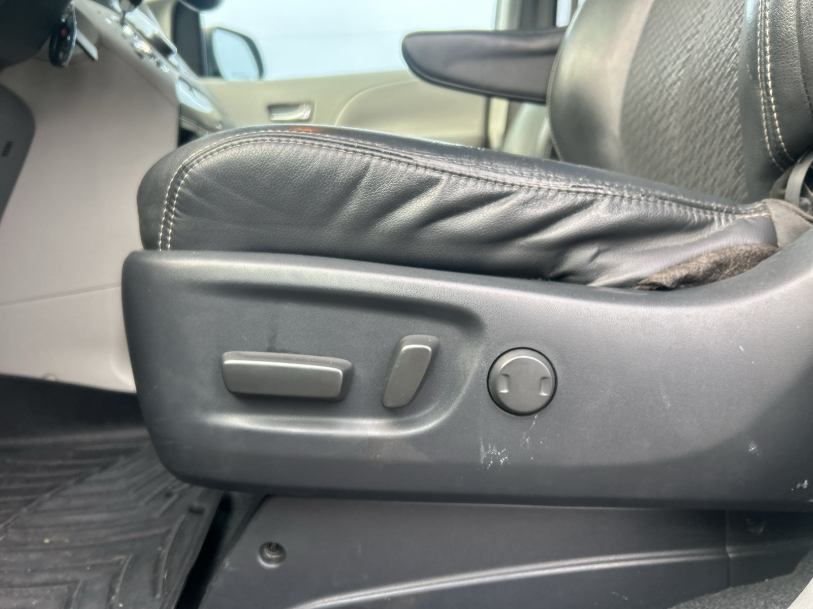 Used 2011 Toyota Sienna SE w/ Preferred Pkg FWD image 15
