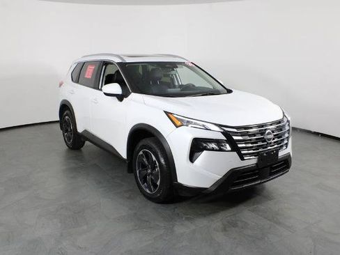 Certified 2024 Nissan Rogue SV w/ SV Premium Package FWD image 4