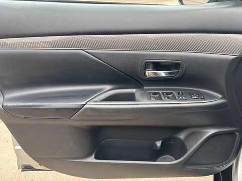 Used 2020 Mitsubishi Outlander AWD image 16