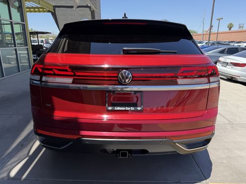 Used 2024 Volkswagen Atlas Cross Sport SE w/ Panoramic Sunroof Package FWD image 13