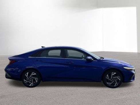 Used 2025 Hyundai Elantra Limited FWD image 32