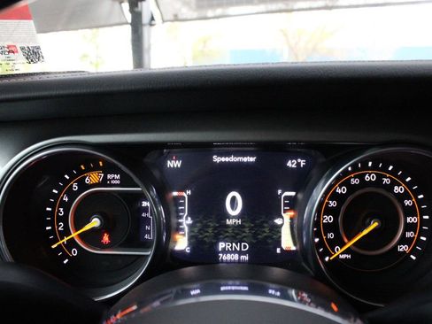 Used 2018 Jeep Wrangler Unlimited Sahara AWD/4WD image 30