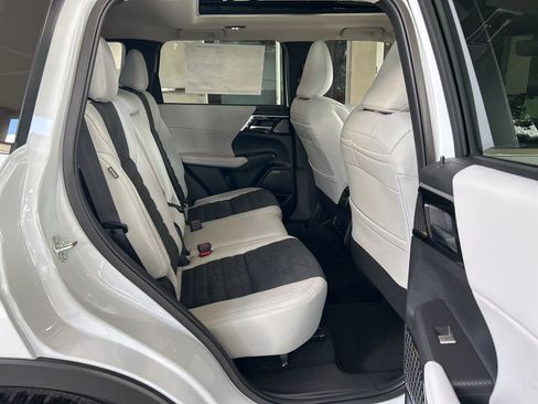 New 2025 Mitsubishi Outlander SE image 26