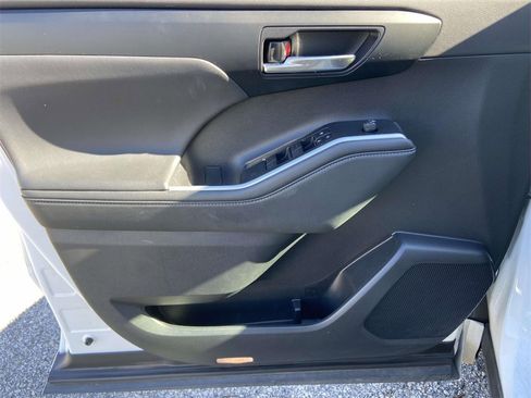 Used 2022 Toyota Highlander XLE image 13