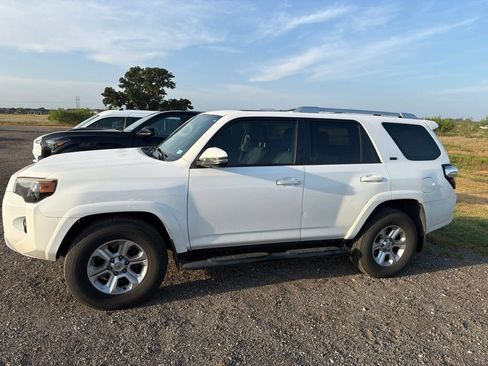 Used 2016 Toyota 4Runner SR5 Premium RWD image 2