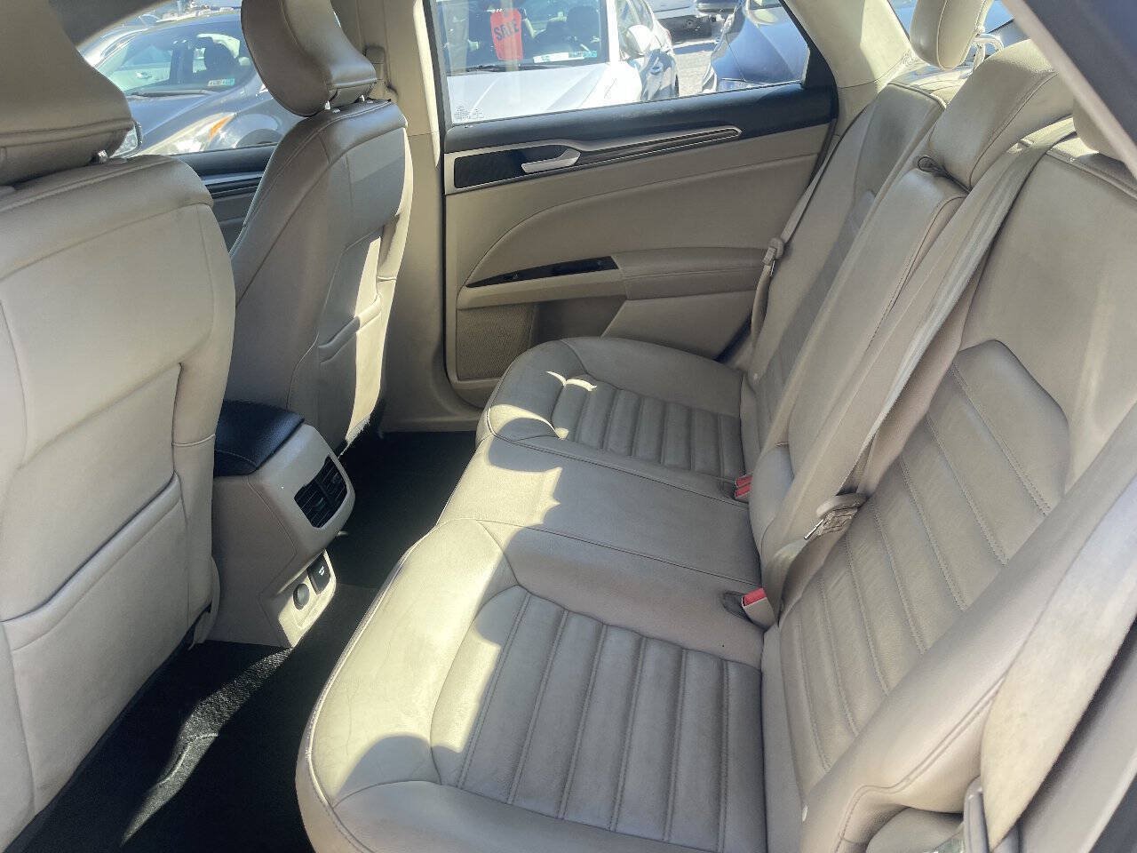 Used 2017 Ford Fusion SE w/ Fusion SE Technology Package AWD/4WD image 16