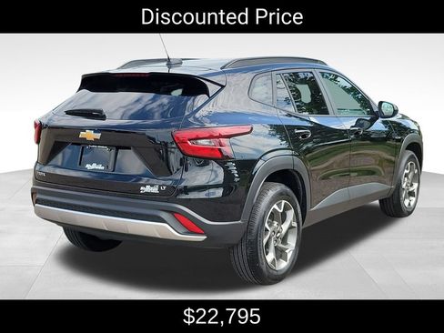 Used 2025 Chevrolet Trax LT w/ LT Convenience Package FWD image 3