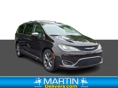 Used 2018 Chrysler Pacifica Limited w/ Tire & Wheel Group FWD image 1
