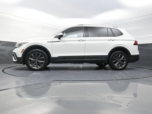 Used 2022 Volkswagen Tiguan SE w/ Panoramic Sunroof Package FWD image 34