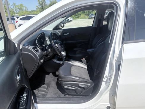 Used 2019 Jeep Compass Latitude FWD image 11