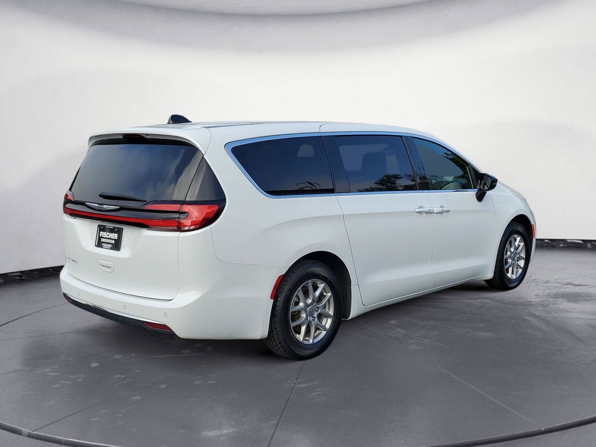 Used 2025 Chrysler Pacifica Select FWD image 3
