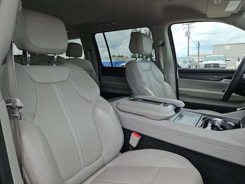 Used 2024 Jeep Wagoneer Series II w/ Flexible Seating Group RWD image 30