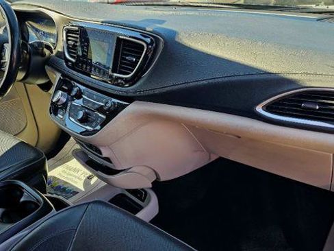 Used 2019 Chrysler Pacifica Limited FWD image 36