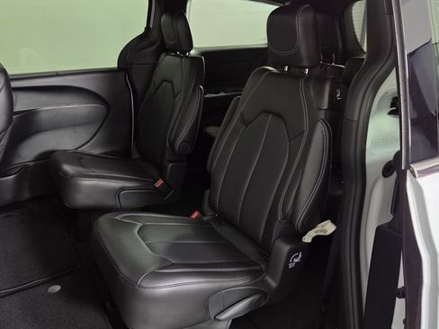 New 2025 Chrysler Pacifica Select image 30