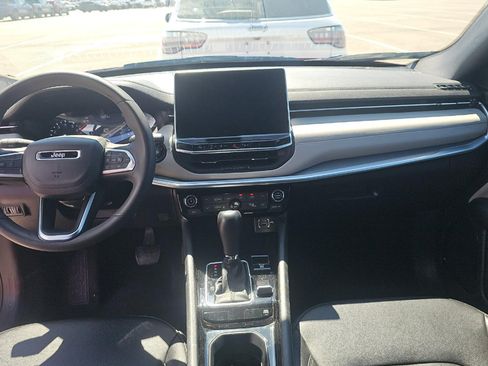Used 2025 Jeep Compass Limited AWD/4WD image 5