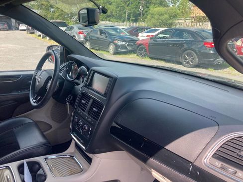 Used 2017 Dodge Grand Caravan SXT w/ Rear Park Assist Package FWD image 8