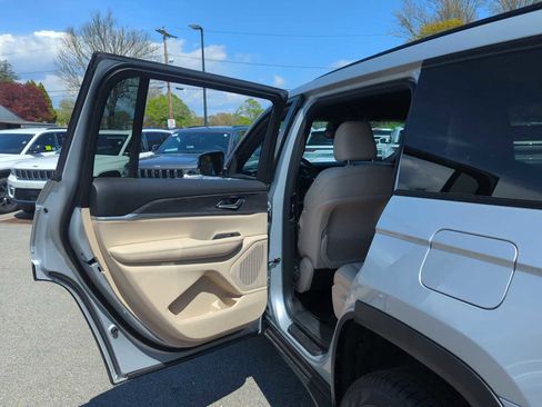 Used 2024 Jeep Grand Cherokee L Limited w/ Black Appearance Package AWD/4WD image 26
