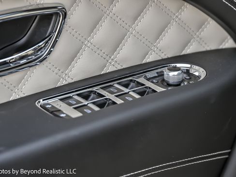 Used 2023 Bentley Bentayga Plug-In Hybrid image 22