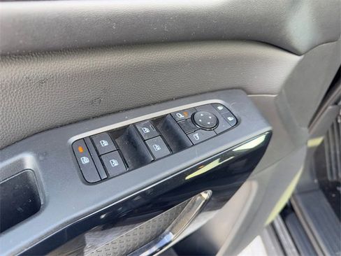 Used 2024 Nissan Pathfinder S image 11