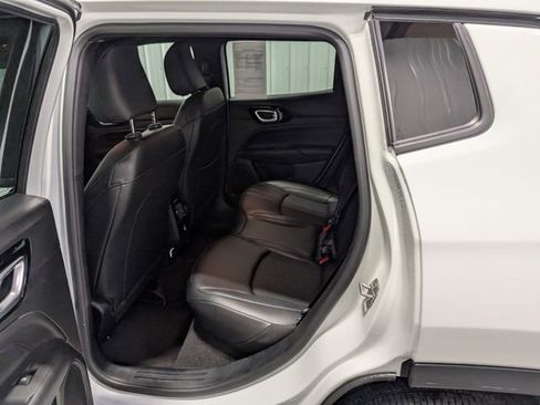 Used 2025 Jeep Compass Latitude w/ Convenience Group AWD/4WD image 9