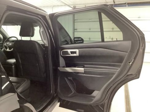 Used 2023 Ford Explorer XLT AWD/4WD image 9