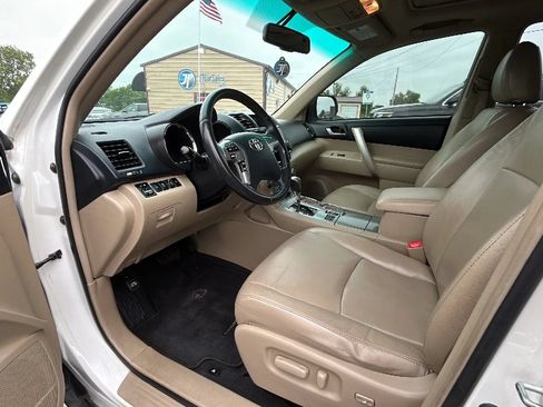 Used 2013 Toyota Highlander SE FWD image 2