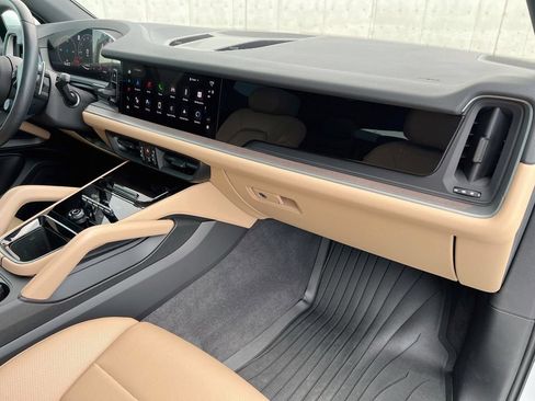 Certified 2025 Porsche Cayenne AWD/4WD image 31