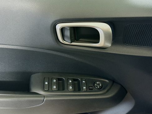 Used 2025 Hyundai Venue SE FWD image 23