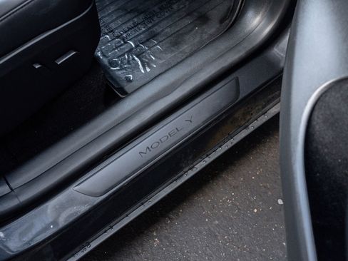 Used 2024 Tesla Model Y Long Range image 23