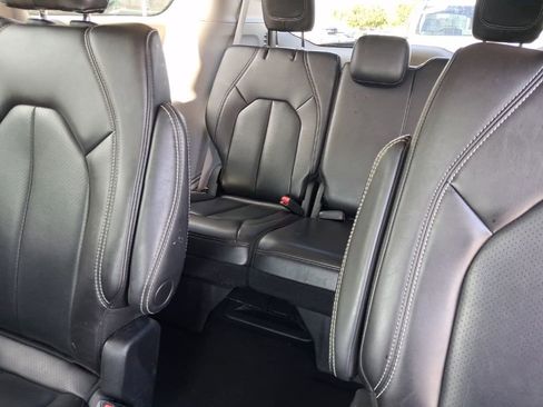 Used 2023 Chrysler Pacifica Touring-L image 22