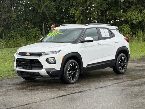 Used 2022 Chevrolet TrailBlazer LT w/ Convenience Package AWD/4WD image 2