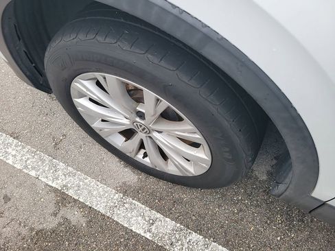 Used 2018 Volkswagen Tiguan SE w/ Panoramic Sunroof Package image 10