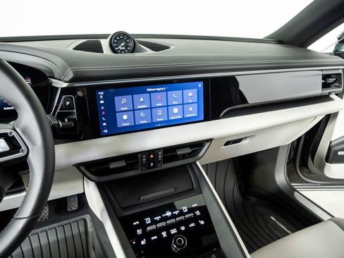 New 2026 Porsche Macan 4 Electric AWD/4WD image 13