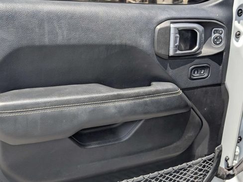 Used 2019 Jeep Wrangler Unlimited Sahara w/ Uconnect 4C Nav & Sound Group AWD/4WD image 11