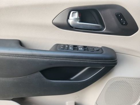 Used 2024 Chrysler Pacifica Touring-L FWD image 21
