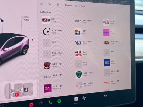 Used 2022 Tesla Model Y Long Range image 17